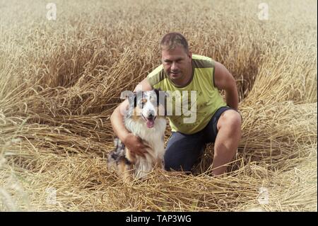 Mann und Australian Shepherd Stockfoto