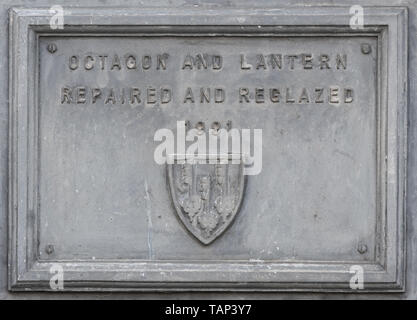 Achteck und Laterne repariert und reglazed 1991 Zeichen auf dem Dach des Octagon, Ely Cathedral, Ely, England, Großbritannien Stockfoto