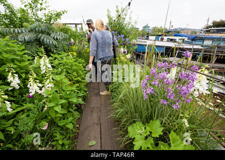 London, Großbritannien. 26. Mai 2019. Die einzigartige schwimmende Garten Barge Quadrat in Downings Straße Moorings (auch als Tower Bridge Moorings bekannt) auf der Themse, eröffnet im Rahmen des National Gardens Scheme (NGS). Der Garten Barge Square besteht aus mehr als 30 historische Boote Bereitstellung erschwinglichen Wohnungen und Studios für über 70 Personen um eine Infrastruktur der schwimmenden Gärten und Vernetzung Gehwege. Der Garten Barge Platz ist nur eine kurze Entfernung von der Tower Bridge. Diese Öffnung war der einzige Platz während 2019 zu nehmen. Credit: Stephen Bell/Alamy Stock Foto. Stockfoto