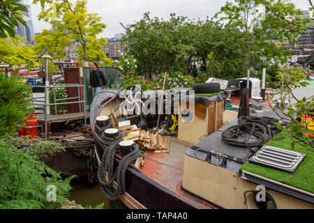 London, Großbritannien. 26. Mai 2019. Die einzigartige schwimmende Garten Barge Quadrat in Downings Straße Moorings (auch als Tower Bridge Moorings bekannt) auf der Themse, eröffnet im Rahmen des National Gardens Scheme (NGS). Der Garten Barge Square besteht aus mehr als 30 historische Boote Bereitstellung erschwinglichen Wohnungen und Studios für über 70 Personen um eine Infrastruktur der schwimmenden Gärten und Vernetzung Gehwege. Der Garten Barge Platz ist nur eine kurze Entfernung von der Tower Bridge. Diese Öffnung war der einzige Platz während 2019 zu nehmen. Credit: Stephen Bell/Alamy Stock Foto. Stockfoto