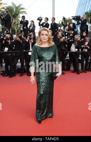 Mai 25, 2019 - Cannes, Frankreich - Cannes, Frankreich - 25. Mai: Catherine Deneuve besucht die Closing ceremony Screening von ' ' Specials '' während des 72. jährlichen Filmfestspiele von Cannes am 25. Mai 2019 in Cannes, Frankreich. (Bild: © Friedrich InjimbertZUMA Draht) Stockfoto