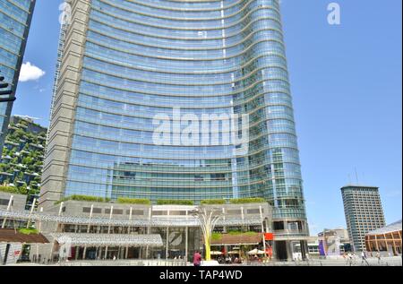 Mailand/Italien - 15. Juli 2016: Brunnen und den Wolkenkratzern der schönen Gae Aulenti Platz mit neuen Unicredit Türme der Porta Nuova business center Stockfoto