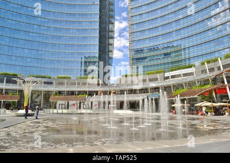 Mailand/Italien - 15. Juli 2016: Brunnen und den Wolkenkratzern der schönen Gae Aulenti Platz mit neuen Unicredit Türme der Porta Nuova business center Stockfoto