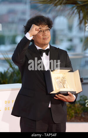 Mai 25, 2019 - Cannes, Frankreich - Cannes, Frankreich - 25. Mai: Regisseur Bong Joon-Ho, dem Gewinner der Goldenen Palme d'Or Award für seinen Film "'Parasit'' stellt an der Gewinner photocall während die 72. jährlichen Filmfestspiele von Cannes am 25. Mai 2019 in Cannes, Frankreich. (Bild: © Friedrich InjimbertZUMA Draht) Stockfoto