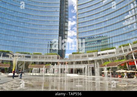 Mailand/Italien - 15. Juli 2016: Brunnen und den Wolkenkratzern der schönen Gae Aulenti Platz mit neuen Unicredit Türme der Porta Nuova business center Stockfoto