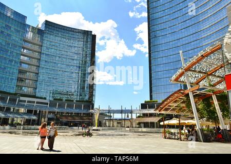 Mailand/Italien - 15. Juli 2016: Brunnen und den Wolkenkratzern der schönen Gae Aulenti Platz mit neuen Unicredit Türme der Porta Nuova business center Stockfoto