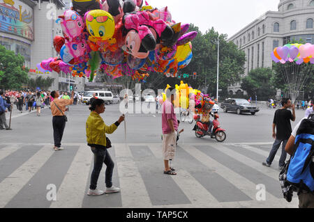 Ballon Verkäufer in Shanghai. Stockfoto