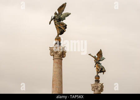 Vittoriano oder Altare della Patria (Altar des Vaterlandes) zwei geflügelten Siege auf Säulen mit Kapitellen. Rom, UNESCO-Weltkulturerbe, Italien. Stockfoto