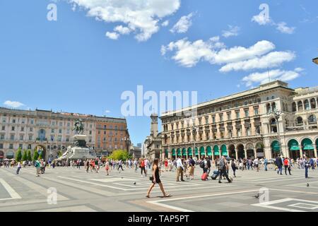 Mailand, Italien - 15. Juli 2016: beschäftigte Leute und Touristen wandern am Domplatz in der Mailänder Innenstadt mit Blick auf den König Vittorio Emanuele Stockfoto