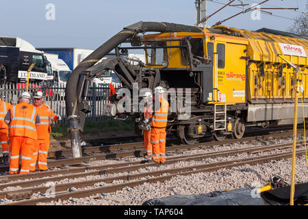 Railcare Railvac Aufsaugen Ballast um pointwork auf der West Coast Main Line nördlich von Carnforth während eines ganzen Wochenendes engineering Schließung Stockfoto