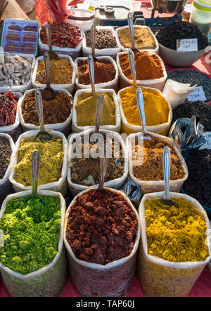 Gewürze, Kräuter und Currypulver auf Anzeige an Anjuna Beach Flohmarkt, Goa, Indien Stockfoto