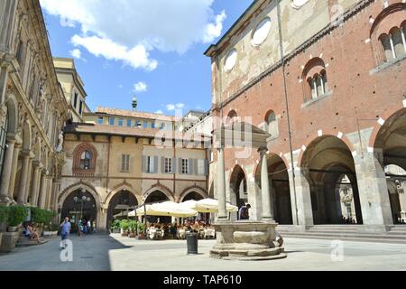 Mailand/Italien - 15. Juli 2016: Mercanti Square, Merchants Square, mittelalterlichen atemberaubenden Ausblick und antike Architektur in Mailand an einem sonnigen Sommertag. Stockfoto