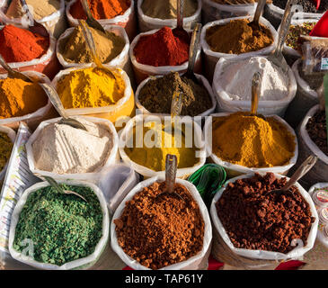 Gewürze, Kräuter und Currypulver auf Anzeige an Anjuna Beach Flohmarkt, Goa, Indien Stockfoto