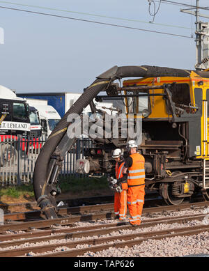 Railcare Railvac Aufsaugen Ballast um pointwork auf der West Coast Main Line nördlich von Carnforth während eines ganzen Wochenendes engineering Schließung Stockfoto