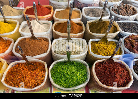 Gewürze, Kräuter und Currypulver auf Anzeige an Anjuna Beach Flohmarkt, Goa, Indien Stockfoto