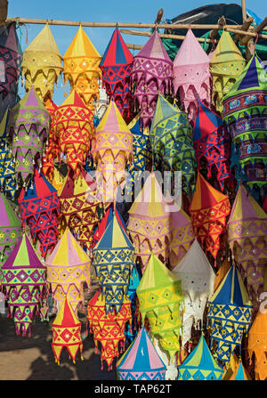 Bunten Lampenschirme auf Verkauf in Anjuna Beach Flohmarkt, Goa, Indien Stockfoto