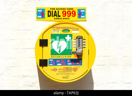 Öffentliche an der Wand angebrachten Defibrillator im Stadtzentrum, High Street, Banbury, Oxfordshire, England, Vereinigtes Königreich Stockfoto