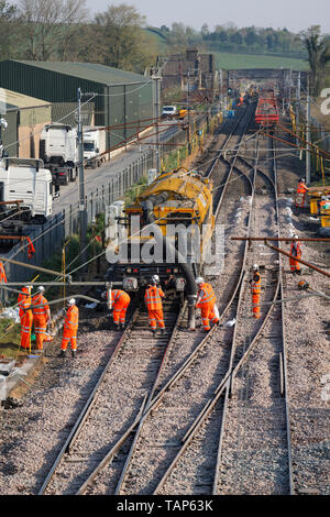 Railcare Railvac Aufsaugen Ballast um pointwork auf der West Coast Main Line nördlich von Carnforth während eines ganzen Wochenendes engineering Schließung Stockfoto