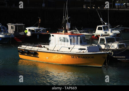 Ein hübsches kleines Boot in der Mitte eines Hafen sitzen, das Meer Krieger. Es scheint nicht zu kämpfen, viel Meer. Stockfoto