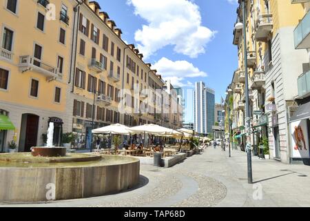 Mailand/Italien - 15. Juli 2016: Brunnen, Zelte von Restaurants der Corso Como in Mailand an einem sonnigen Sommertag. Stockfoto