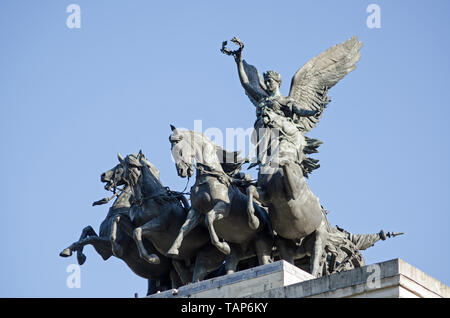 Quadriga Statue von Geflügelten Sieg reiten ein vier Pferd wagen auf der Oberseite des Sehenswürdigkeit Wellington Arch, auch als Verfassung Bogen bekannt. Von Adr-Sculpted Stockfoto