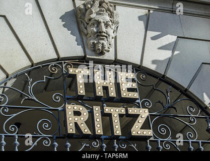 LONDON, UK, 28. JANUAR 2016: beleuchtetes Zeichen für den berühmten Ritz Hotel am Piccadilly, London. Stockfoto