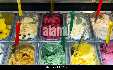Hausgemachtes Eis (Obst, cremig, Nussigen) Straße Eis auf dem Markt. Stockfoto