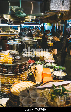 Hanoi, Vietnam - 24. Mai 2019: Сooking pho bo Suppe in den vietnamesischen Markt. Nationale vietnamesische Küche Stockfoto