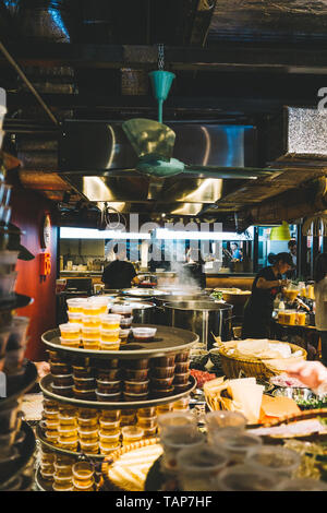 Hanoi, Vietnam - 24. Mai 2019: Сooking pho bo Suppe in den vietnamesischen Markt. Nationale vietnamesische Küche Stockfoto