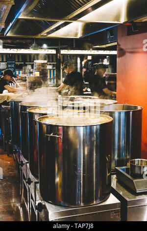 Hanoi, Vietnam - 24. Mai 2019: Сooking pho bo Suppe in den vietnamesischen Markt. Nationale vietnamesische Küche Stockfoto