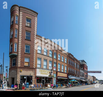 Buckhannon, West Virginia, USA - 18. Mai 2019: Die historischen Gebäude entlang der Hauptstraße, bei Einheimischen und Touristen entlang zu laufen, Warten auf die Parade Stockfoto