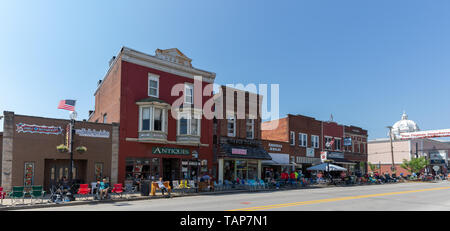 Buckhannon, West Virginia, USA - 18. Mai 2019: Die historischen Gebäude entlang der Hauptstraße, bei Einheimischen und Touristen entlang zu laufen, Warten auf die Parade Stockfoto