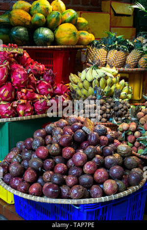 Exotische und tropische Früchte auf dem Markt in Asien, Thailand, Vietnam. Mini Bananen, longan, pitaya (Drachenfrucht) Stockfoto