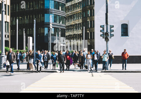 Moskau, Russland - 27. Mai 2019: Menschen über die Kreuzung zu Fuß im Zentrum von Moskau Stockfoto