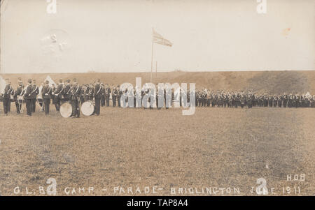 Jahrgang fotografische Postkarte zeigt ein G. L. B. Camp Parade in Bridlington, Yorkshire im Juni 1911. Stockfoto