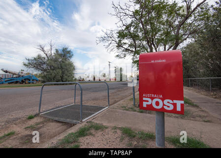 Ein Post Box außerhalb der Australischen Post Office in der Stadt von Burren Junction, Australien, Bevölkerung 276 (2016), die am 16. Mai 1904 geöffnet wurde Stockfoto