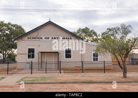 Mai 2019 Australien: Neu renovierte Schule der Künste Gemeinschaft in der Nähe von Burren Junction, Bevölkerung 276 (2016). Hinweis Dürre ausgetrockneten Boden Stockfoto