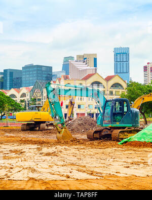 Baustelle Maschinen und graben Bagger arbeiten an Singapore Downtown street Stockfoto