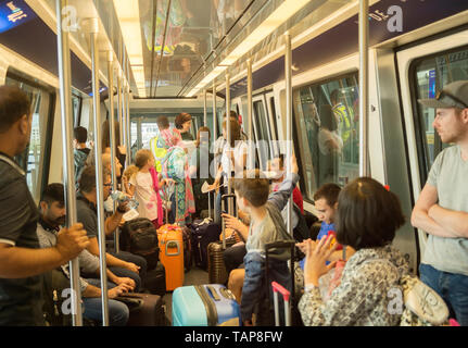 FRANKFURT, Deutschland - 29 AUGUST, 2018: die Menschen Reisen im Zug zwischen Terminals im Flughafen Frankfurt Stockfoto