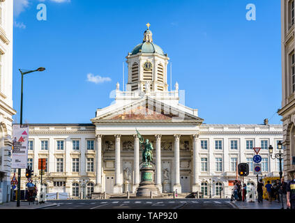 Vorderansicht der Kirche Saint-Jacques-sur-Coudenberg auf der Place Royale in Brüssel, Belgien, mit einer Statue von Gottfried von Bouillon in der Mitte. Stockfoto