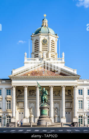 Vorderansicht der Kirche Saint-Jacques-sur-Coudenberg auf der Place Royale in Brüssel, Belgien, mit einer Statue von Gottfried von Bouillon in der Mitte. Stockfoto