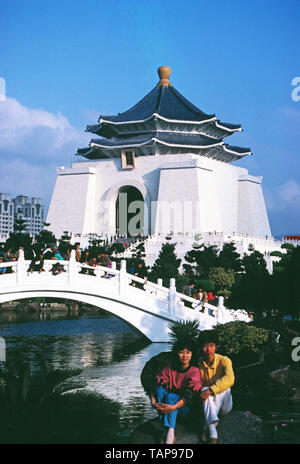 Taiwan. Taipei. Junges Paar vor der Chiang Kai-Shek Memorial Hall sitzen. Stockfoto