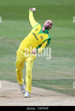 Australiens Nathan Lyon im Bowling Aktion während der ICC Cricket World Cup Warm up Match am Hampshire Schüssel, Southampton. Stockfoto