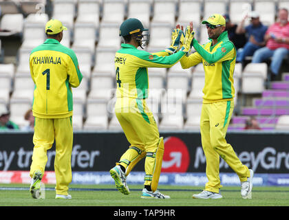 Australiens Nathan Lyon (rechts) feiert die wicket von Sri Lanka's Kusal Mendis mit Teamkollege Alex Carey während der ICC Cricket World Cup Warm up Match am Hampshire Schüssel, Southampton. Stockfoto