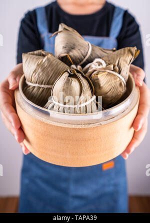 Zongzi, köstliche gedämpftem Reis Knödel in der Dampfeinheit in schwarzen Hintergrund für Drachenboot Festival duanwu, Nahaufnahme, Kopieren, Ansicht von oben, flach Stockfoto