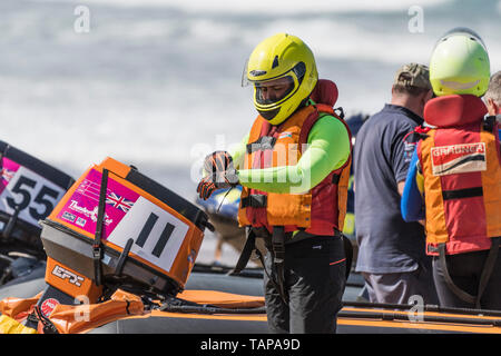 ThunderCat racing Crews die letzten Rennen Vorbereitungen auf den Fistral Beach in Newquay in Cornwall. Stockfoto