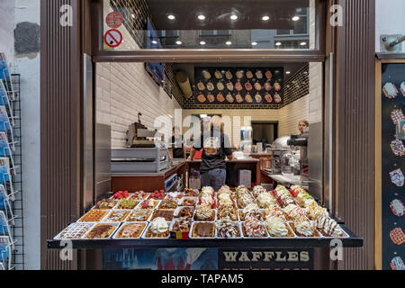 Verschiedene Aromen von Waffeln auf Verkauf zu einem Brüsseler Waffel shop, Brüssel, Belgien Stockfoto