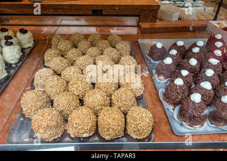 Kuchen und Gebäck in einer Bäckerei in Brüssel das Sablon-viertel von Brüssel Stockfoto
