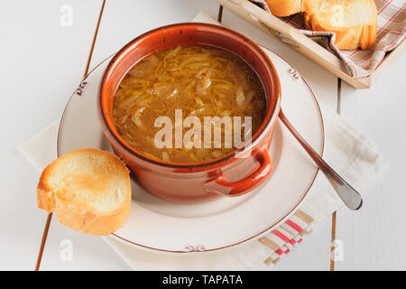 Französische Zwiebelsuppe eine gesunde Fett reduzierte Version mit einfachen gerösteten croutons Stockfoto