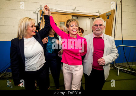 Sinn Fein Kandidat Martina Anderson (Mitte), kommt mit ihrem Mann Paul Kavanagh (rechts), und der stellvertretende Vorsitzende der Sinn Fein Michelle O'Neill (links), an den Wahlen zum Europäischen Parlament, in der die in meadowbank Stadion in Magherafelt, Nordirland, als zählende hat im Rennen um die drei von Nordirland Sitze im Europäischen Parlament begonnen. Stockfoto